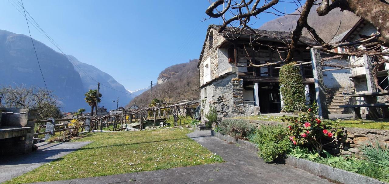 Vila Rustico Pult Someo Exteriér fotografie